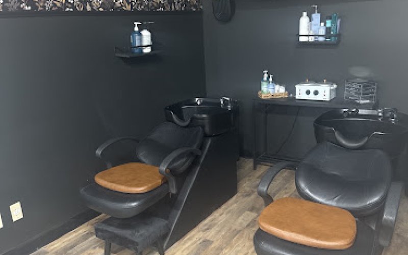 Fox Tail Salon Studio — Hair salon in Davenport